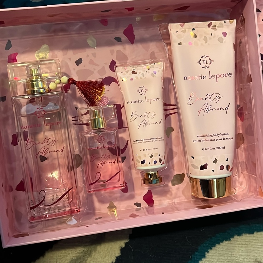 Beauty Abroad Gift Set 2 Perfumes, 1 Body Lotion, 1 Hand Lotion